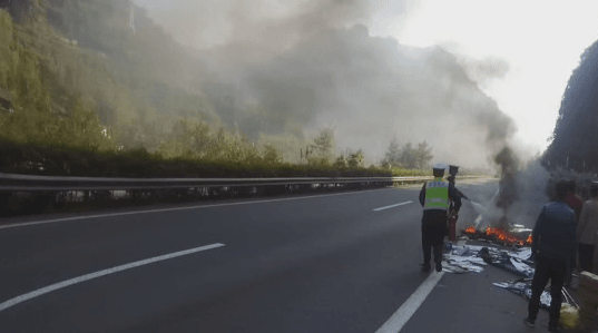 小货车高速路上自燃 主因油漆温度太高所导致
