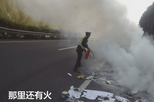 小货车高速路上自燃 主因油漆温度太高所导致