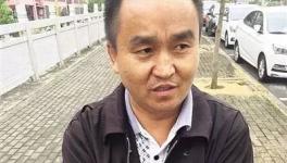 农民工刷油漆双手烂了该谁负责?两部门介入调查