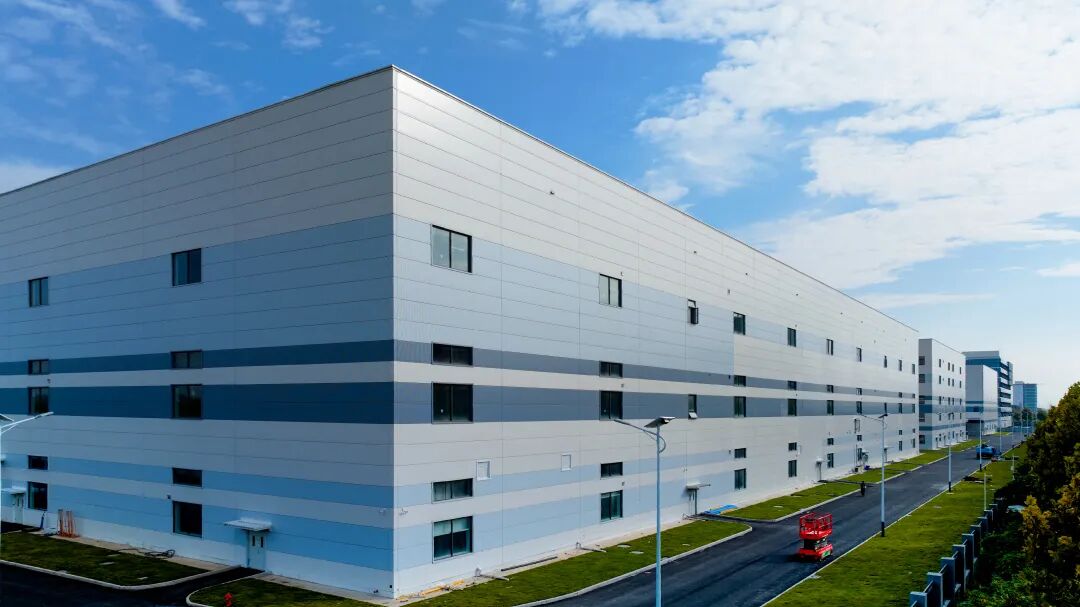 如何让建筑“颜值”与“寿命”双赢？新美达彩涂板能做到