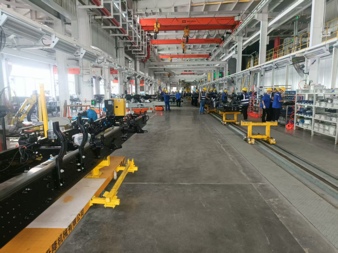 北汽福田卡车揭秘超级卡车全球中心工厂底盘喷涂项目