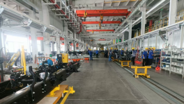 北汽福田卡车揭秘超级卡车全球中心工厂底盘喷涂项目