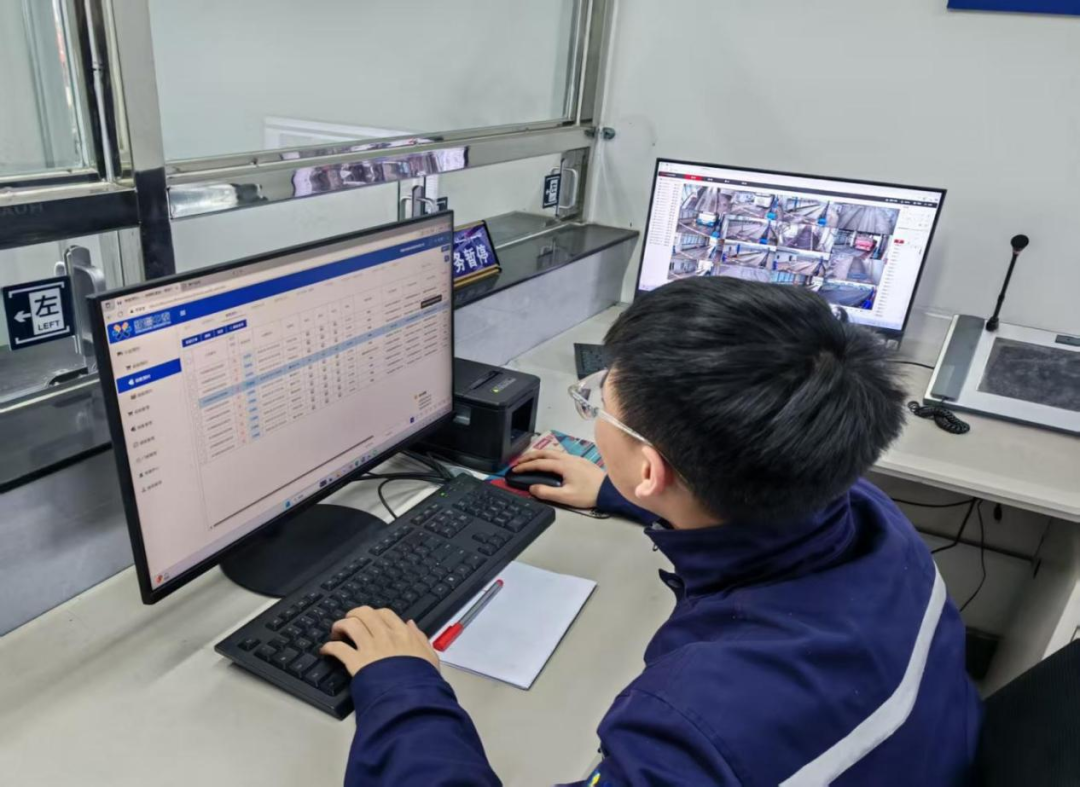 蓝天诚达车队的司机师傅们专访中泰新材料送锦旗