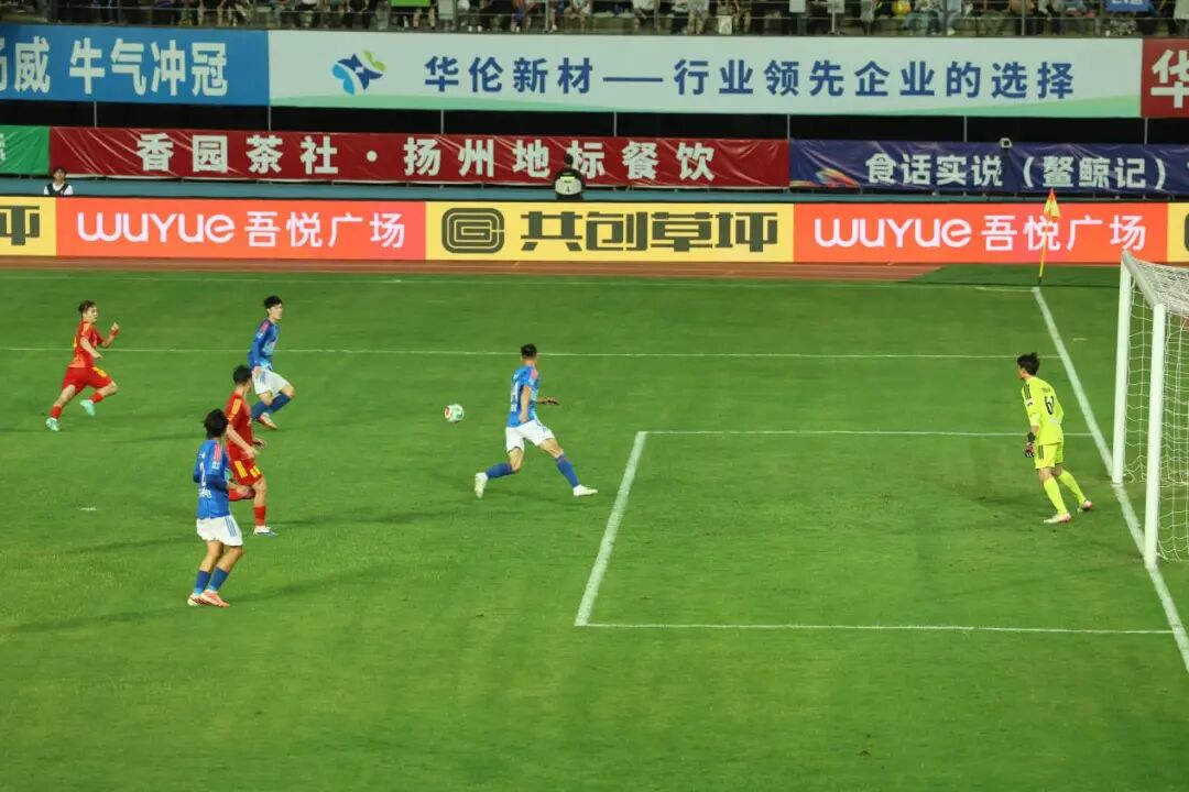 老字号点燃“足球激情” 华伦新材为扬州队加油
